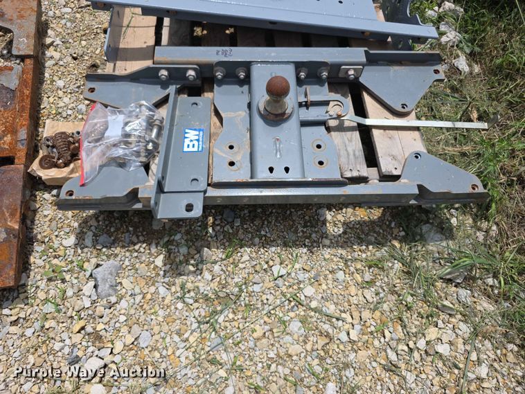 image for item EV2190 (2) Gooseneck hitches