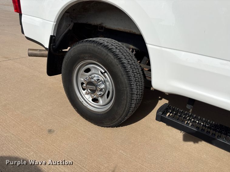 image for item EW0015 2022 Ford F250 Super Duty Crew Cab pickup truck