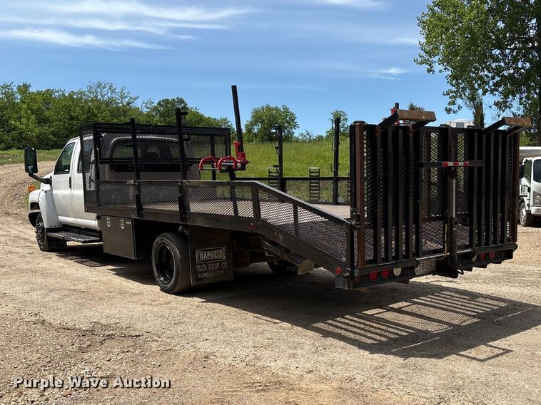 image for item EW0032 2007 GMC C4500 Crew Cab flatbed truck
