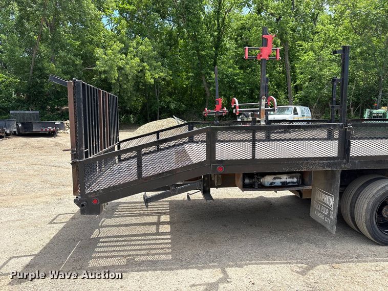 image for item EW0032 2007 GMC C4500 Crew Cab flatbed truck