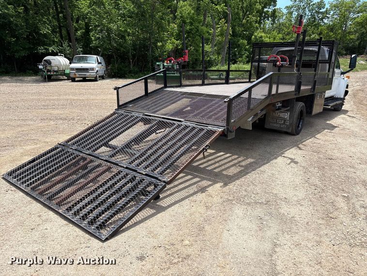 image for item EW0032 2007 GMC C4500 Crew Cab flatbed truck