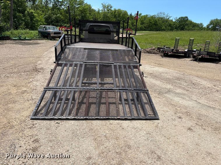 image for item EW0032 2007 GMC C4500 Crew Cab flatbed truck