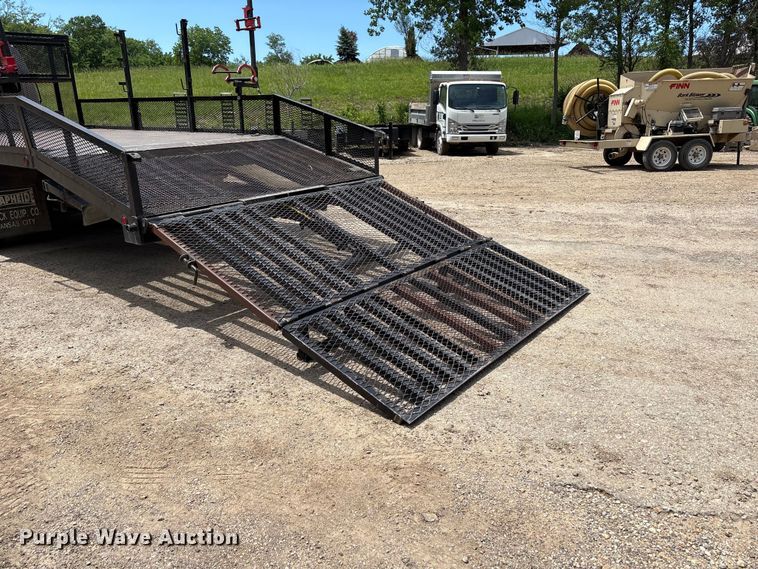 image for item EW0032 2007 GMC C4500 Crew Cab flatbed truck