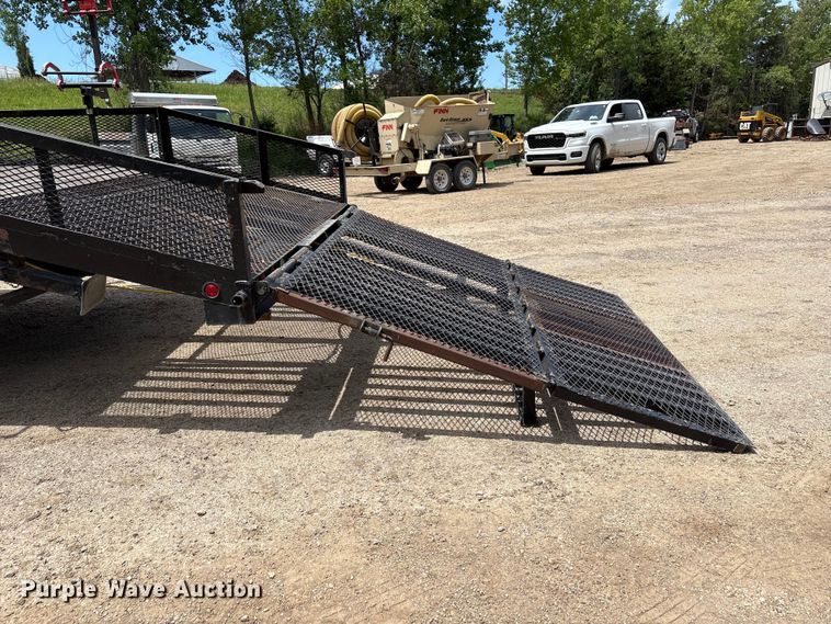 image for item EW0032 2007 GMC C4500 Crew Cab flatbed truck