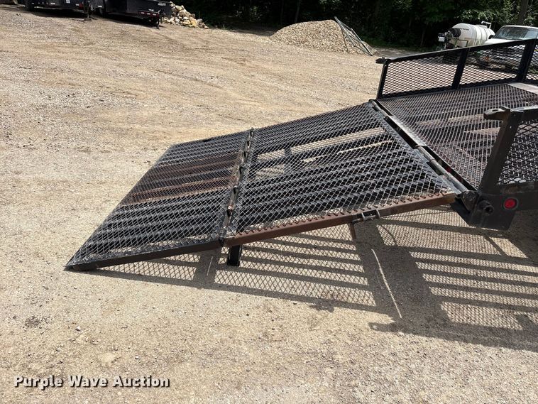image for item EW0032 2007 GMC C4500 Crew Cab flatbed truck