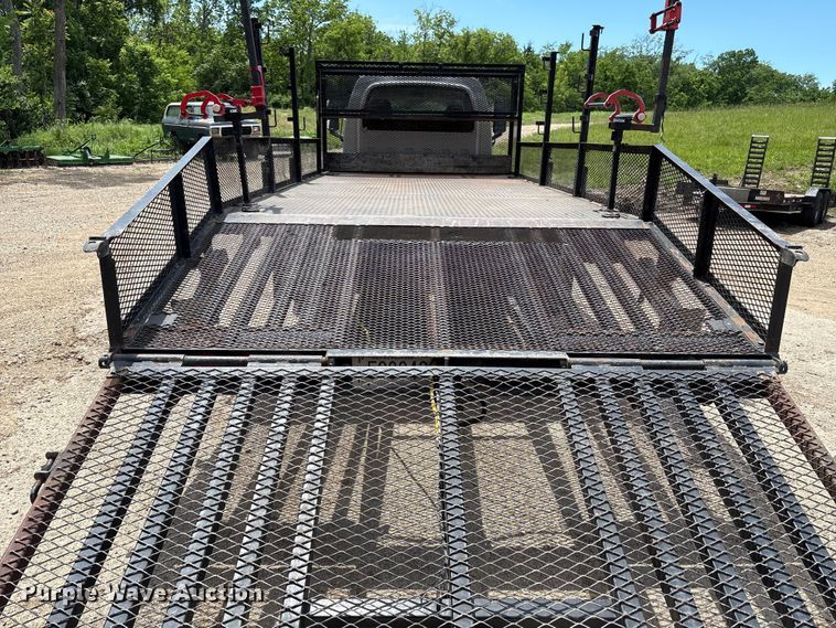 image for item EW0032 2007 GMC C4500 Crew Cab flatbed truck