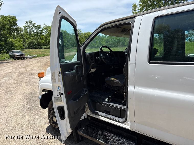 image for item EW0032 2007 GMC C4500 Crew Cab flatbed truck