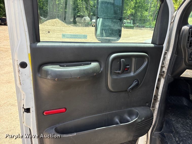 image for item EW0032 2007 GMC C4500 Crew Cab flatbed truck
