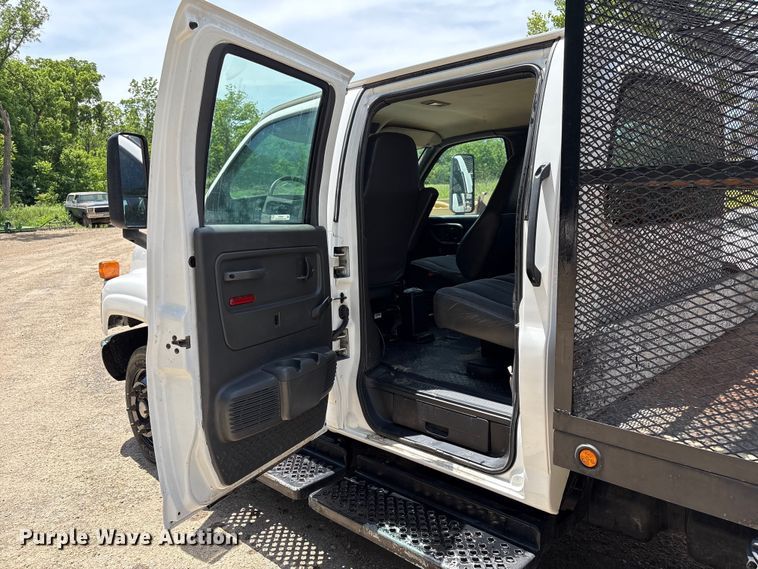 image for item EW0032 2007 GMC C4500 Crew Cab flatbed truck