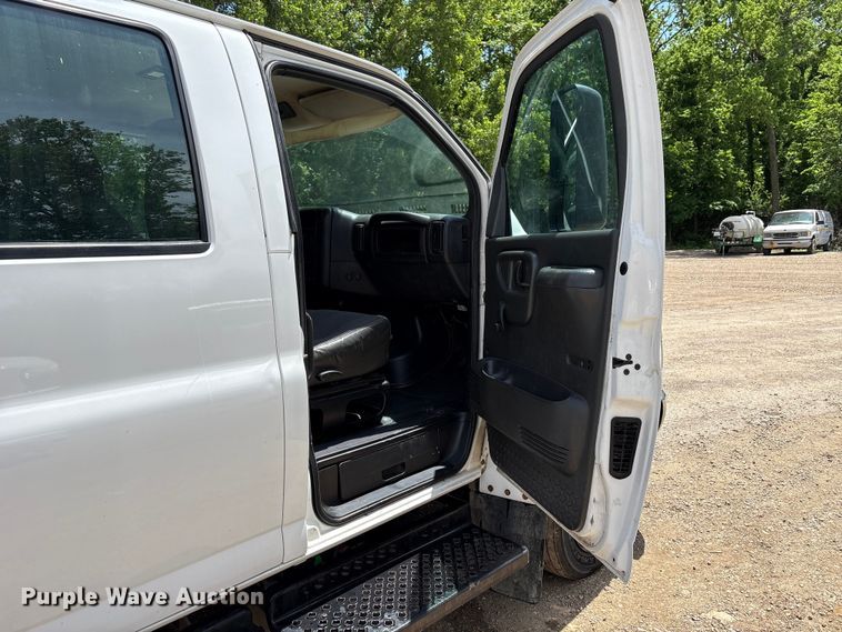 image for item EW0032 2007 GMC C4500 Crew Cab flatbed truck