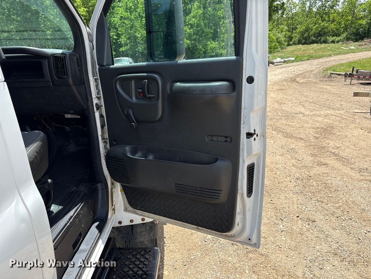 image for item EW0032 2007 GMC C4500 Crew Cab flatbed truck