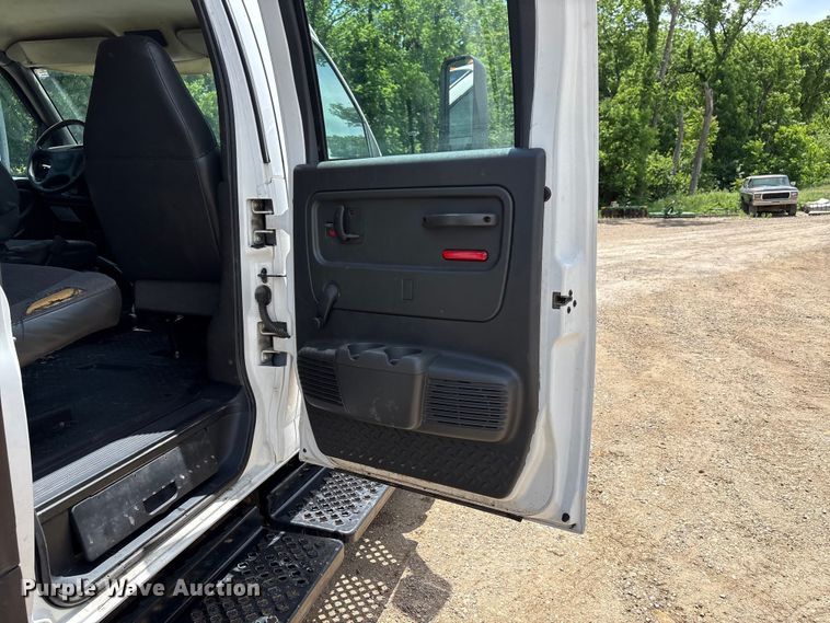image for item EW0032 2007 GMC C4500 Crew Cab flatbed truck
