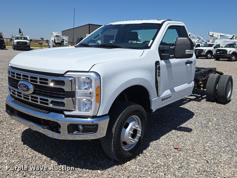 image for item EW0141 2023 Ford F350 Super Duty pickup truck cab and chassis