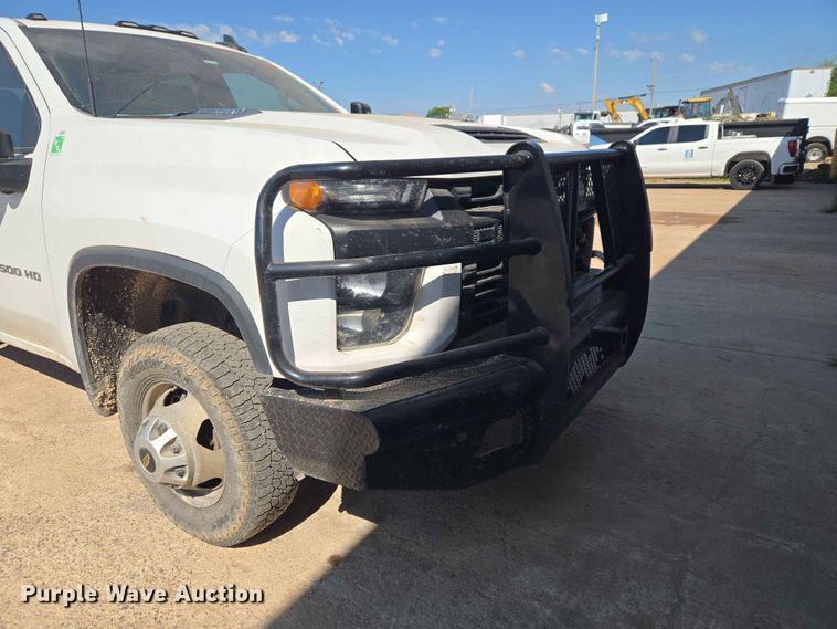 image for item EW0203 2022 Chevrolet Silverado 3500HD Crew Cab flatbed pickup truck