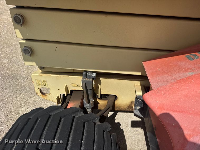 image for item EW4767 2002 JLG 4394RT scissor lift