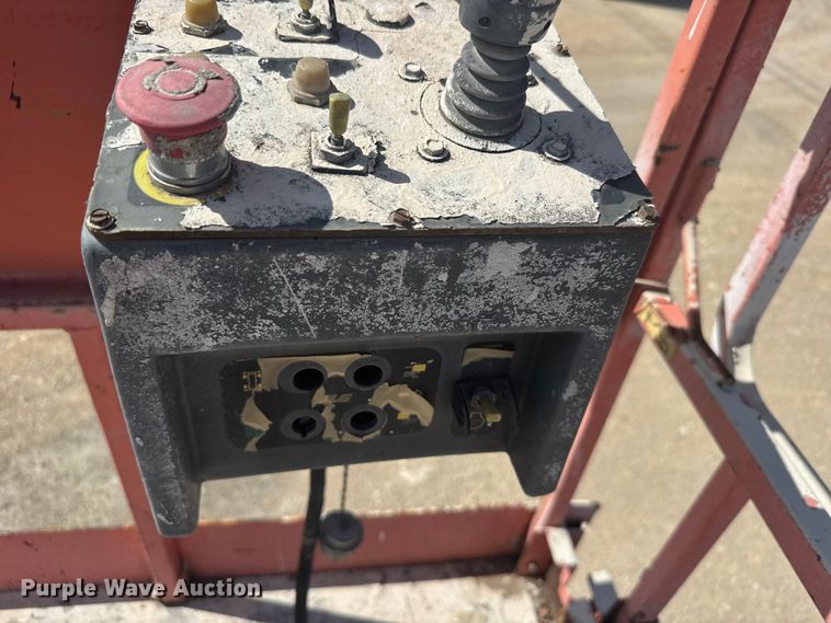 image for item EW4767 2002 JLG 4394RT scissor lift