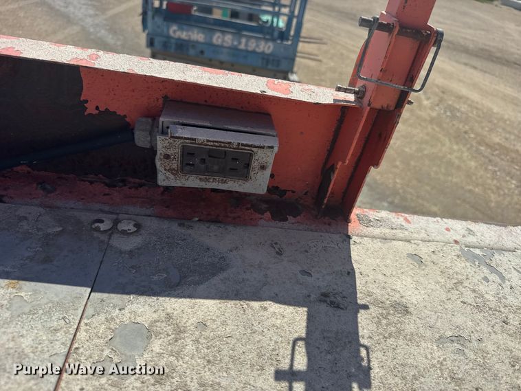 image for item EW4767 2002 JLG 4394RT scissor lift