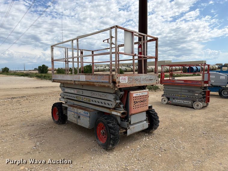image for item EW4772 2003 Skyjack SJ7127 scissor lift