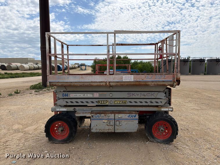 image for item EW4772 2003 Skyjack SJ7127 scissor lift