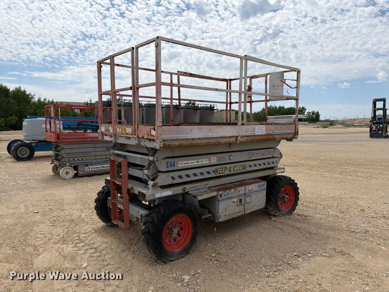 image for item EW4772 2003 Skyjack SJ7127 scissor lift