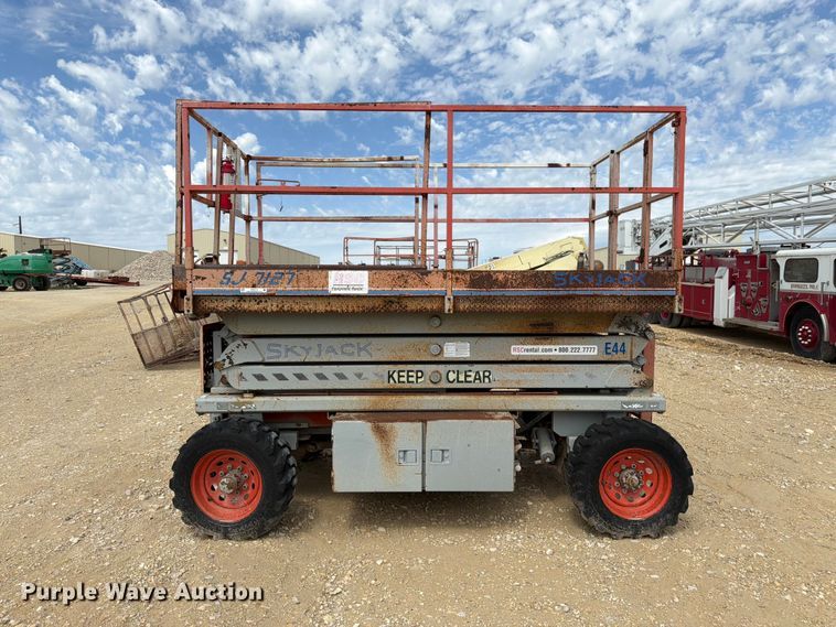 image for item EW4772 2003 Skyjack SJ7127 scissor lift