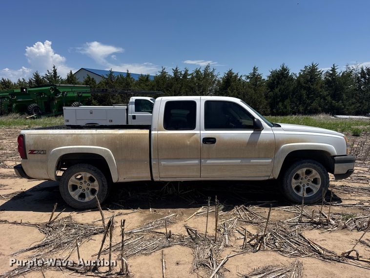 image for item EW4781 2003 Chevrolet Silverado Ext. Cab pickup truck