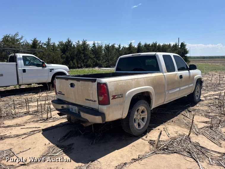 image for item EW4781 2003 Chevrolet Silverado Ext. Cab pickup truck
