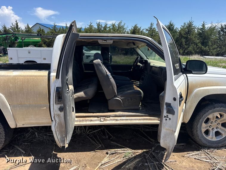 image for item EW4781 2003 Chevrolet Silverado Ext. Cab pickup truck