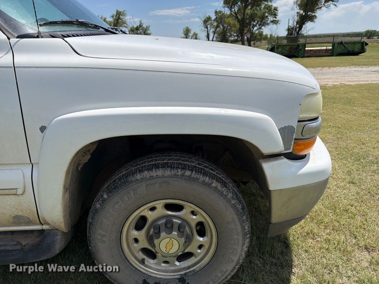 image for item EW4783 2004 Chevrolet Suburban SUV