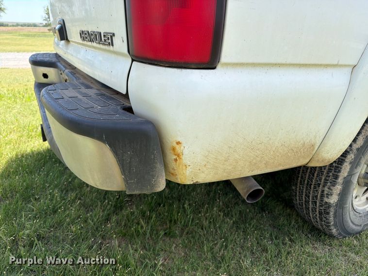 image for item EW4783 2004 Chevrolet Suburban SUV