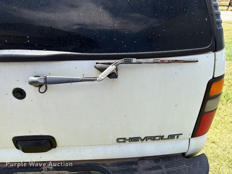 image for item EW4783 2004 Chevrolet Suburban SUV