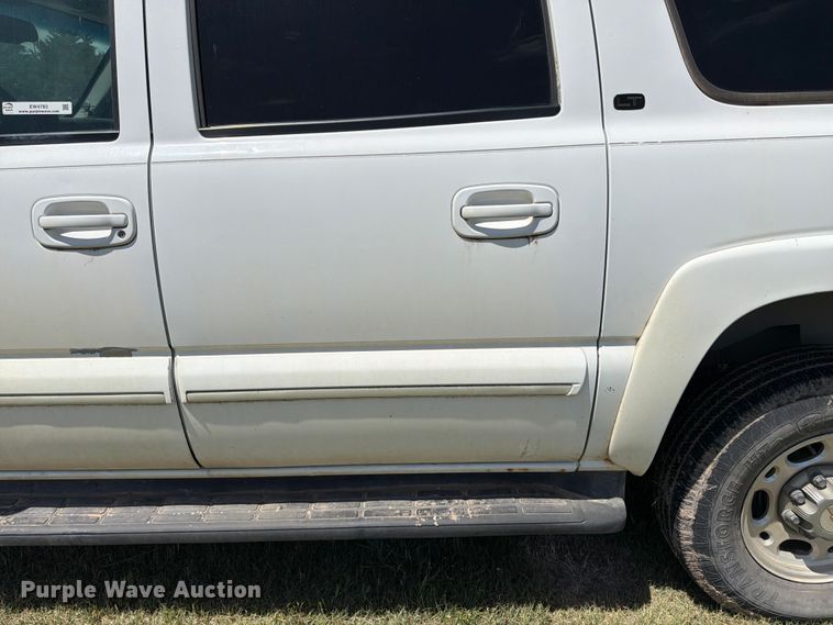 image for item EW4783 2004 Chevrolet Suburban SUV