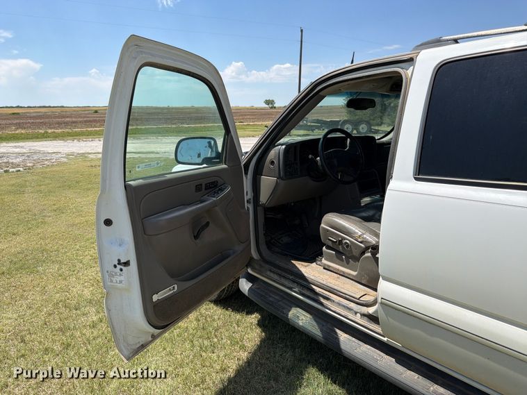 image for item EW4783 2004 Chevrolet Suburban SUV