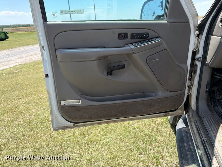 image for item EW4783 2004 Chevrolet Suburban SUV