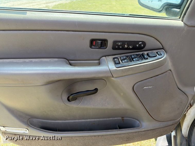 image for item EW4783 2004 Chevrolet Suburban SUV