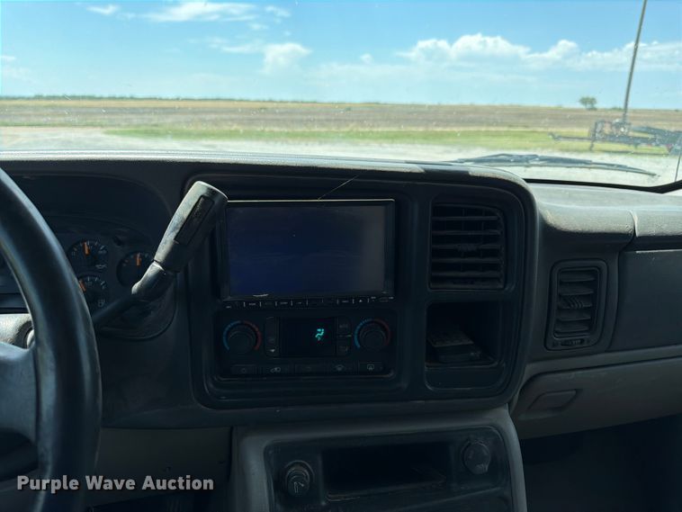 image for item EW4783 2004 Chevrolet Suburban SUV