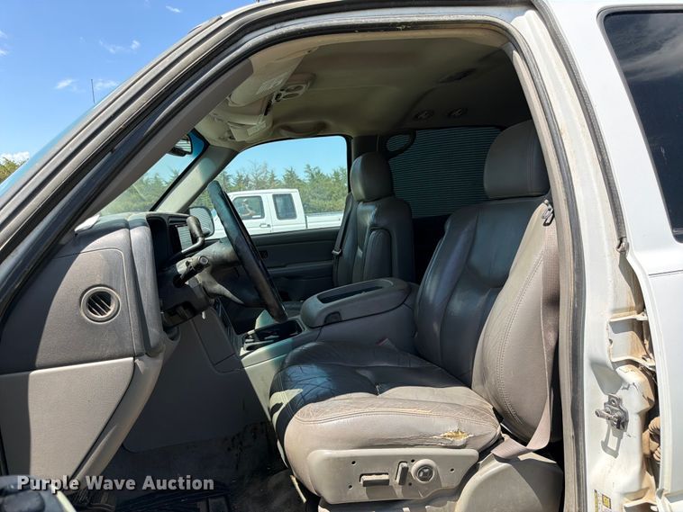 image for item EW4783 2004 Chevrolet Suburban SUV