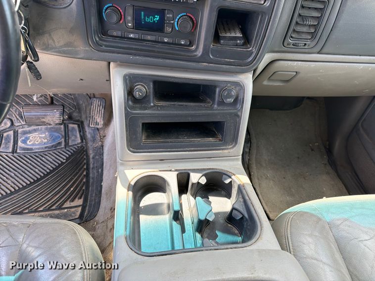 image for item EW4783 2004 Chevrolet Suburban SUV