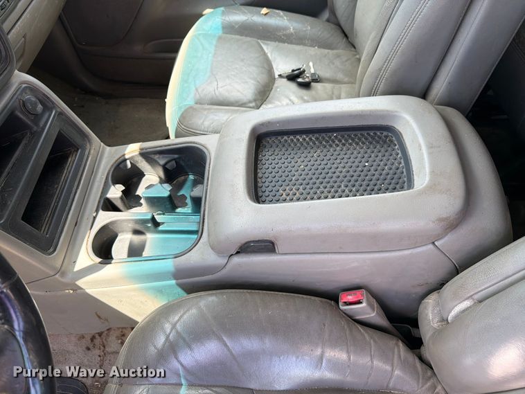 image for item EW4783 2004 Chevrolet Suburban SUV