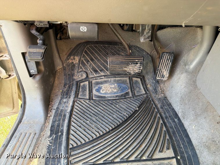 image for item EW4783 2004 Chevrolet Suburban SUV