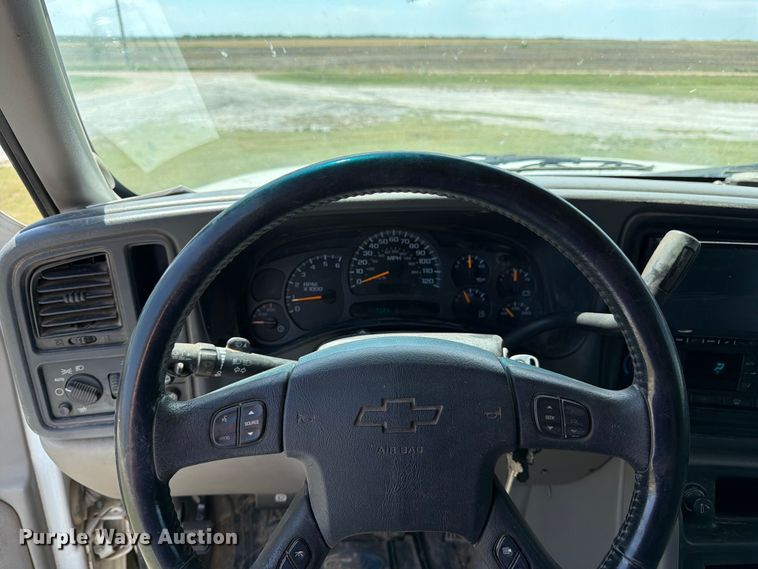image for item EW4783 2004 Chevrolet Suburban SUV