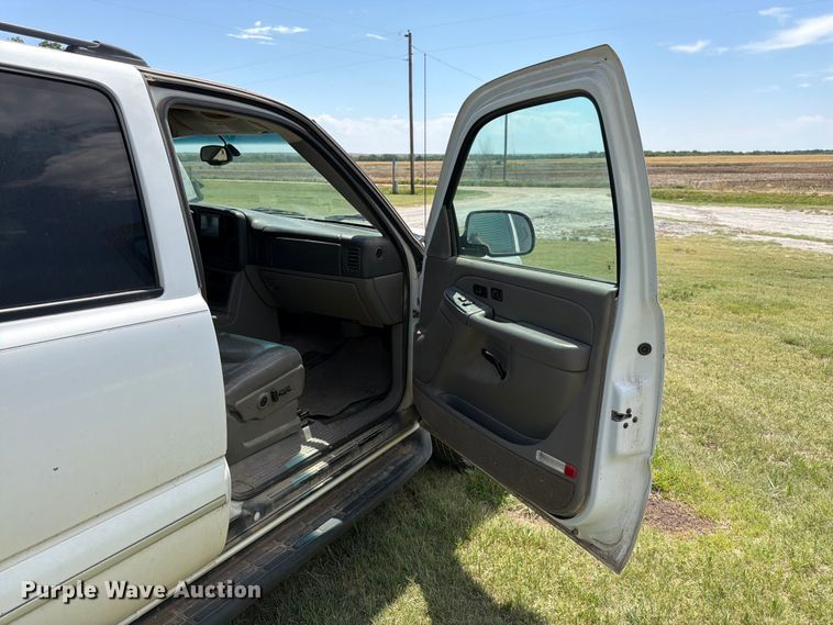 image for item EW4783 2004 Chevrolet Suburban SUV
