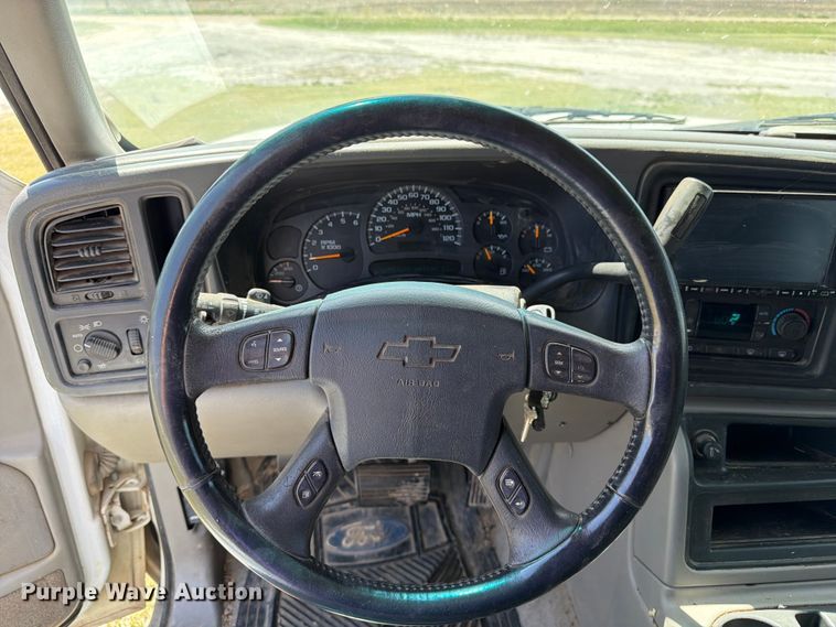 image for item EW4783 2004 Chevrolet Suburban SUV