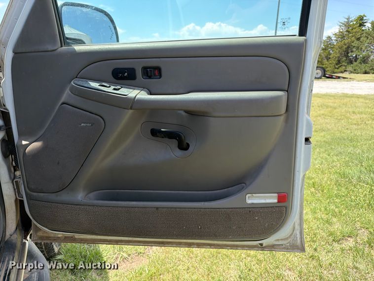 image for item EW4783 2004 Chevrolet Suburban SUV