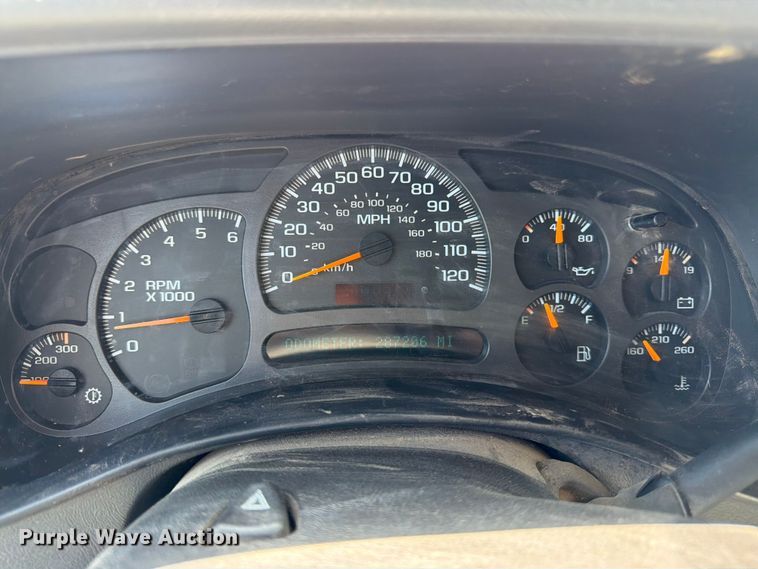 image for item EW4783 2004 Chevrolet Suburban SUV