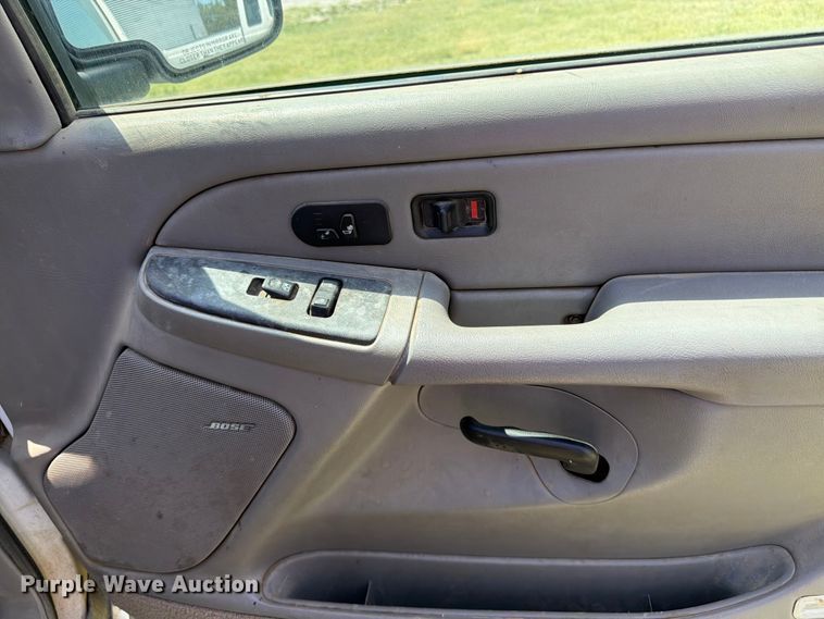 image for item EW4783 2004 Chevrolet Suburban SUV