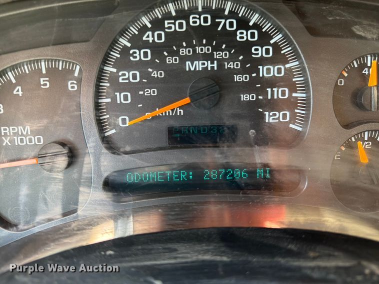 image for item EW4783 2004 Chevrolet Suburban SUV
