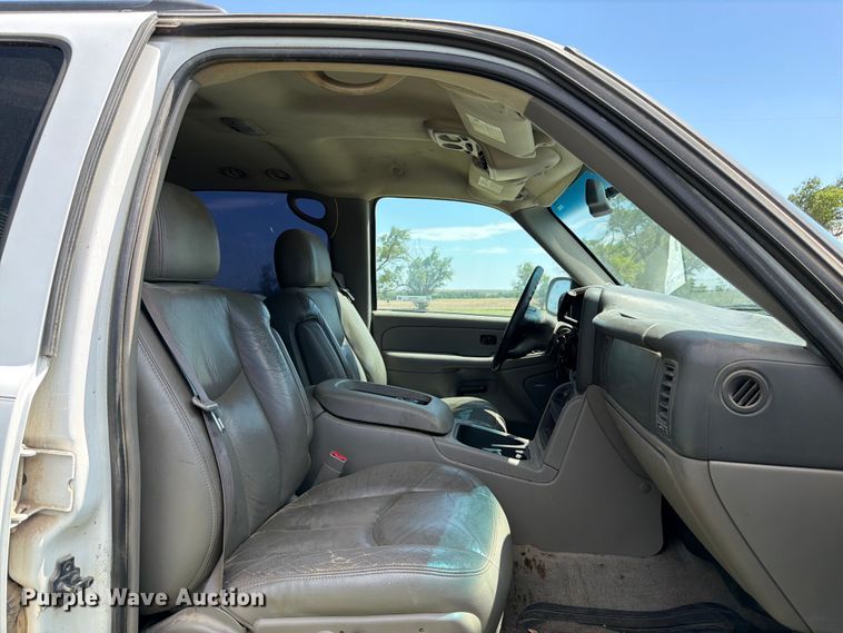 image for item EW4783 2004 Chevrolet Suburban SUV