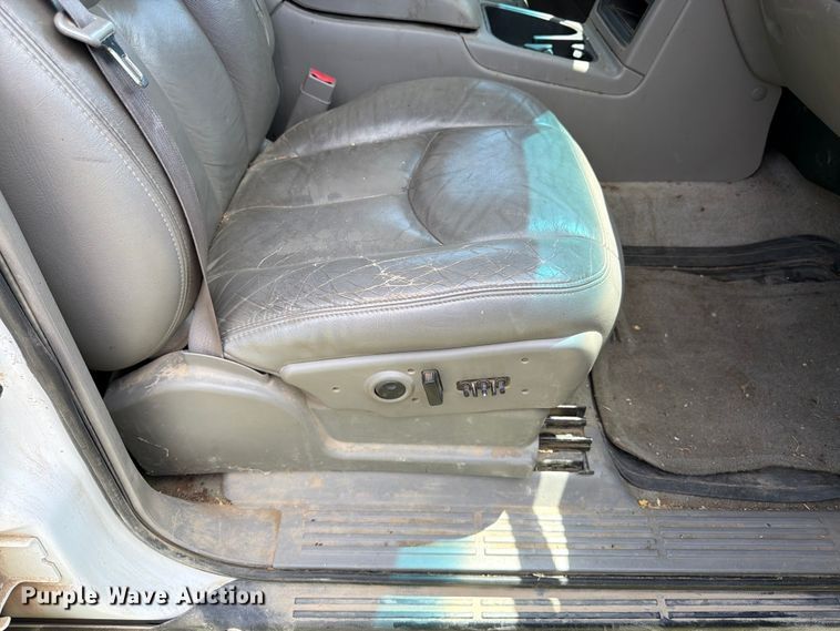 image for item EW4783 2004 Chevrolet Suburban SUV
