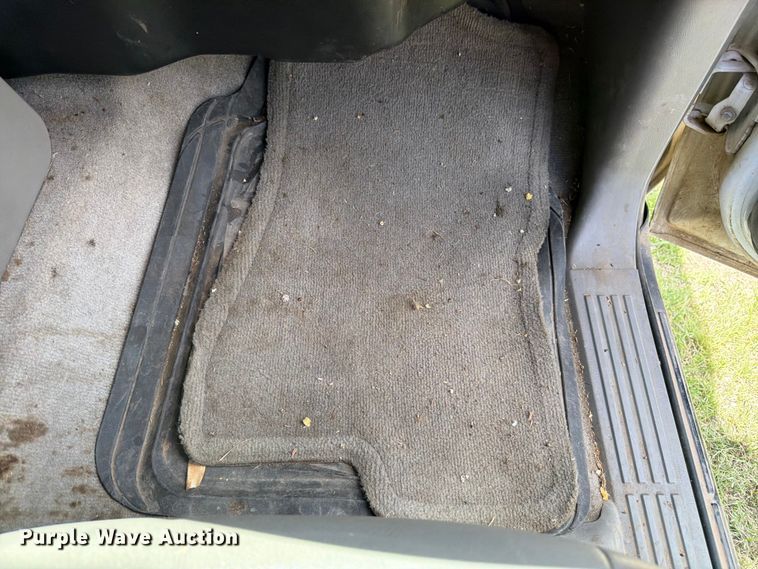 image for item EW4783 2004 Chevrolet Suburban SUV